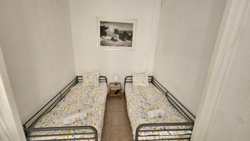 Twin Room with Shared Bathroom image 4