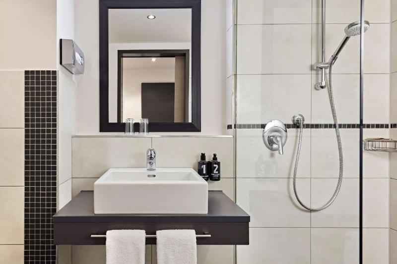 Twin Room with Balcony image 3