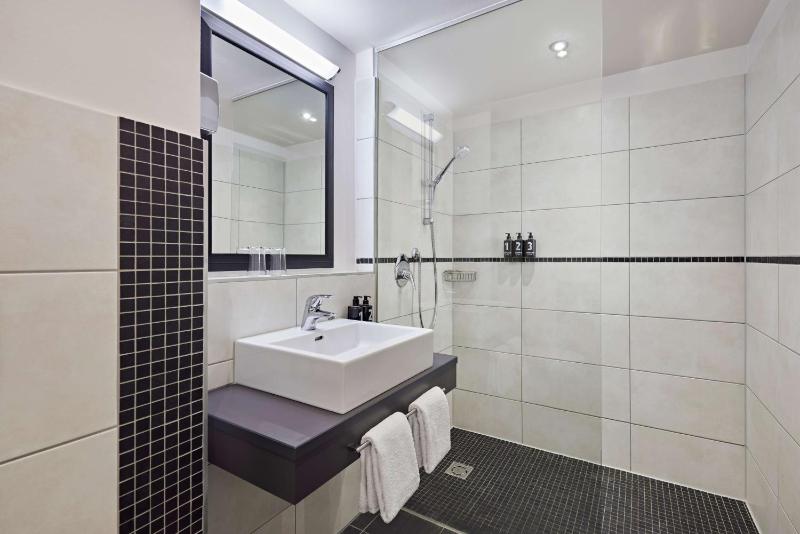 Twin Room with Balcony image 4