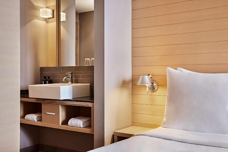 Twin Room image 3