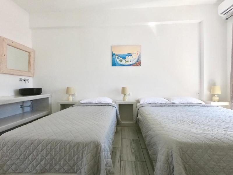 Triple Room with Pool View image 3