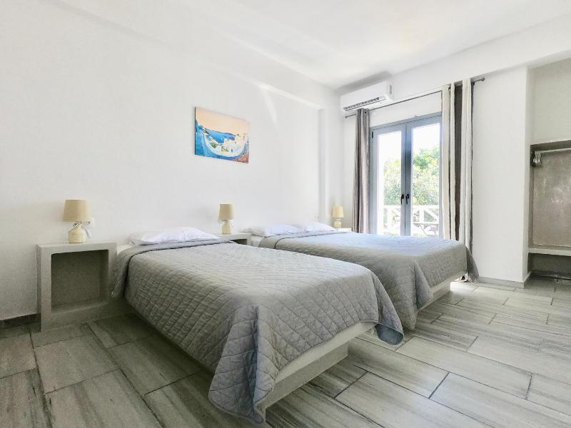 Triple Room with Pool View image 1