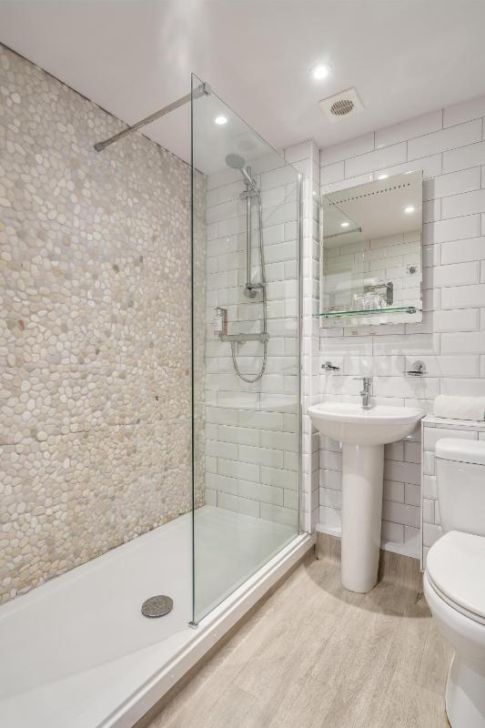 Double Room with Balcony and Sea View image 3