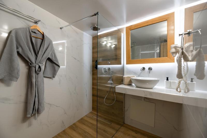 Superior Suite - Split Level with Pool View image 4