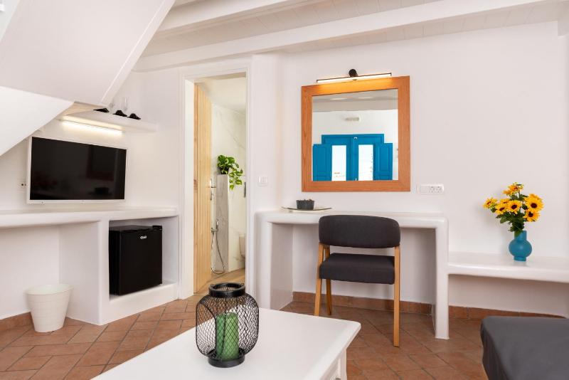 Superior Suite - Split Level with Pool View image 3