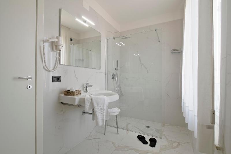 Superior Twin Room image 2