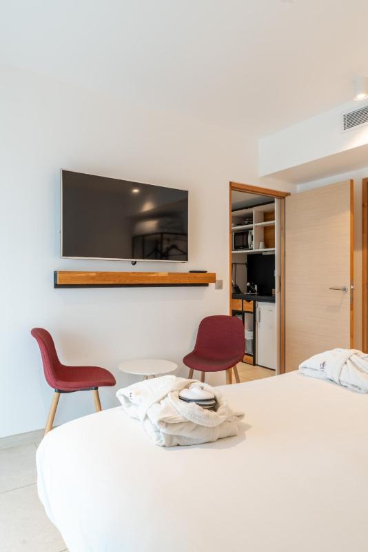 Double Suite with Balcony and One Double Sofa Bed image 4