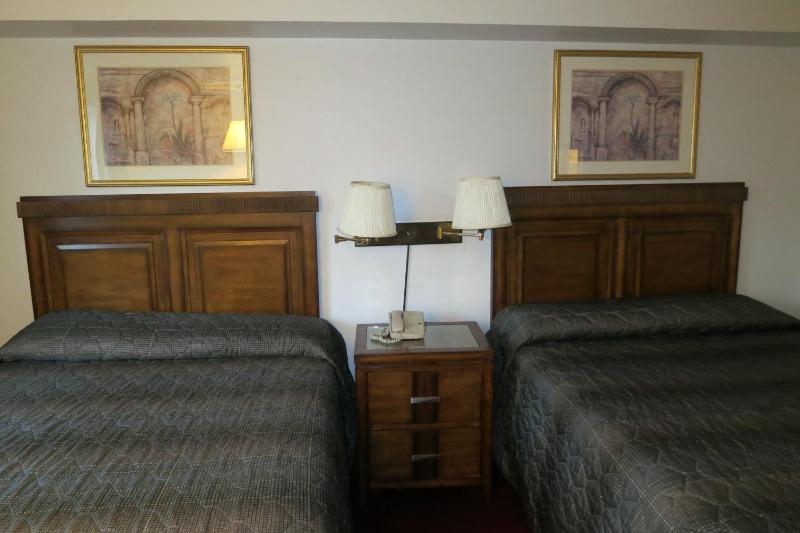 Queen Room with Two Queen Beds (Non-Smoking) image 2