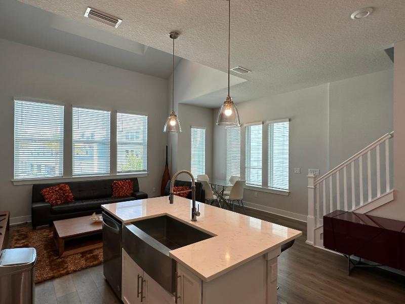 Luxurious Three-story Townhouse In Payne Park Village - image 6