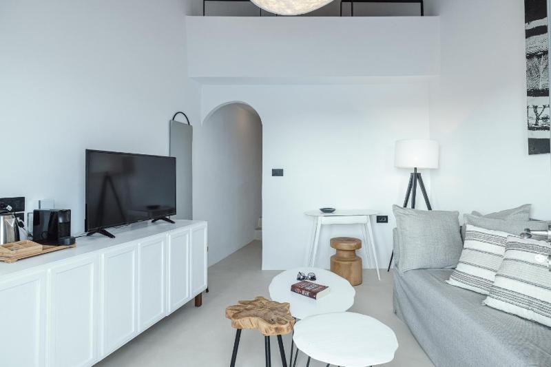 The Sailor's Maisonette with Caldera View image 3