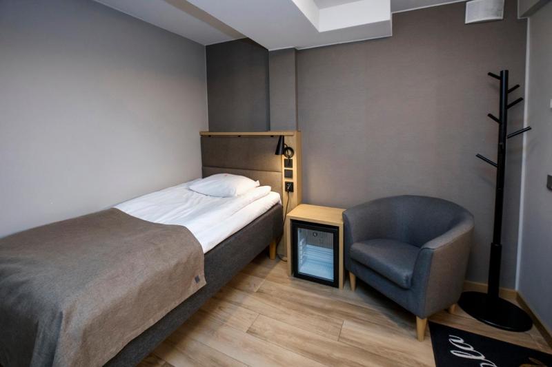 Single Room with Shared Shower and Toilet image 1