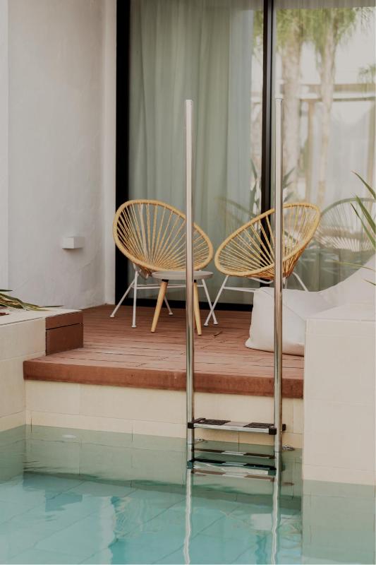 Swim Up Double Room image 4