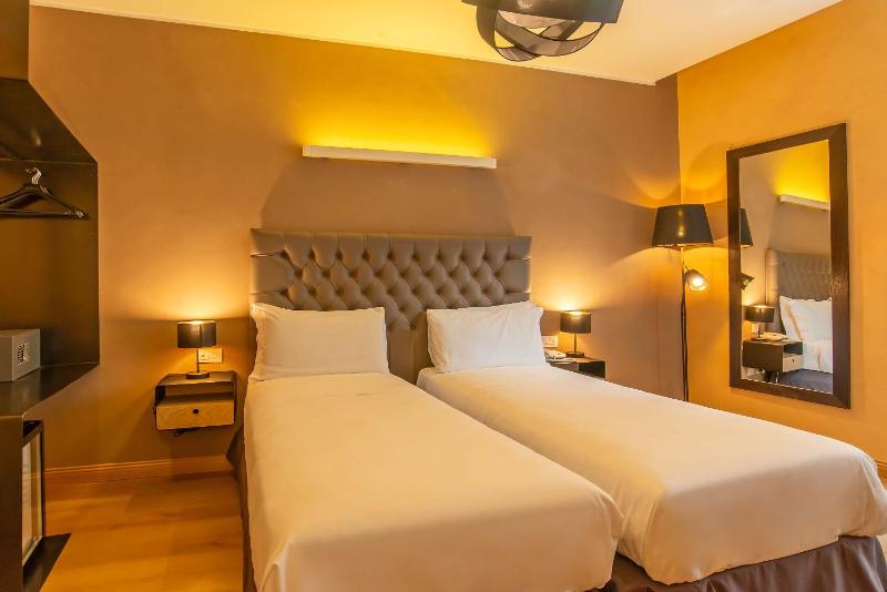 Standard Double or Twin Room image 4