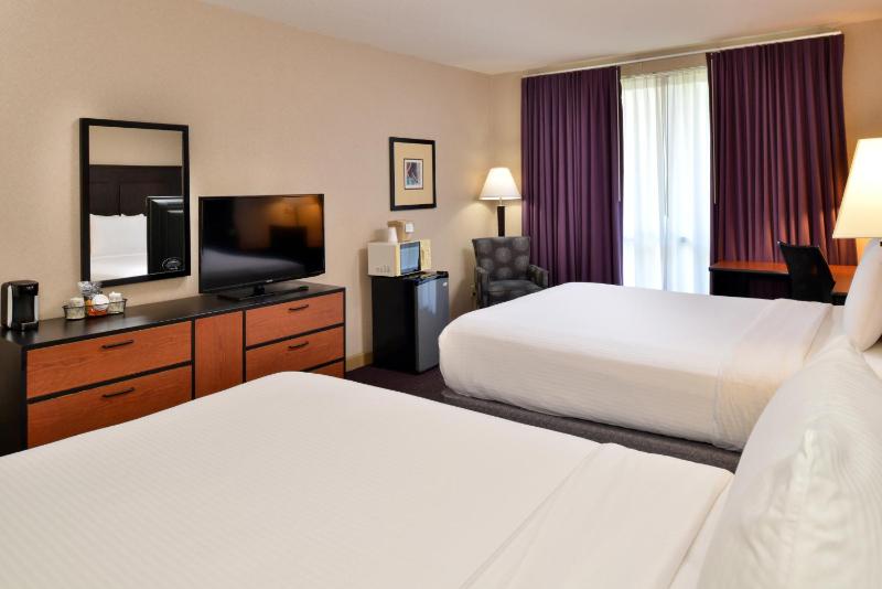 Queen Room with Two Queen Beds image 4
