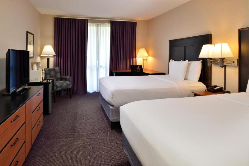 Queen Room with Two Queen Beds image 2