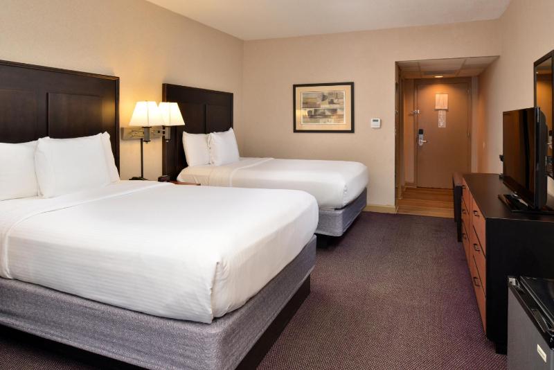 Queen Room with Two Queen Beds image 4