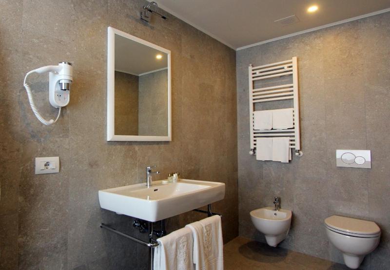 Classic Double or Twin Room image 3