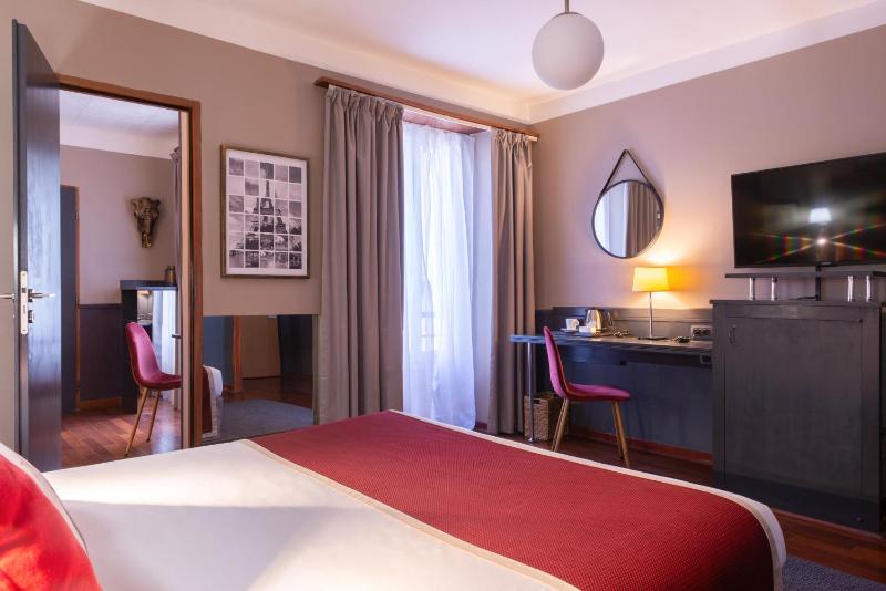 Deluxe Double or Twin Room image 4