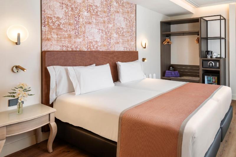 Double or Twin Room image 4