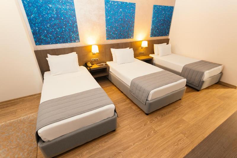 Superior Triple Room image 2