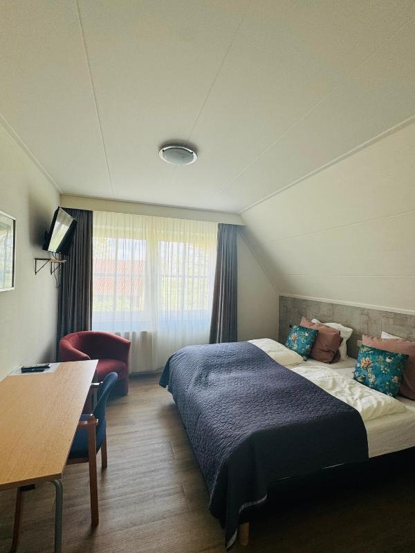 Standard Twin Room image 3
