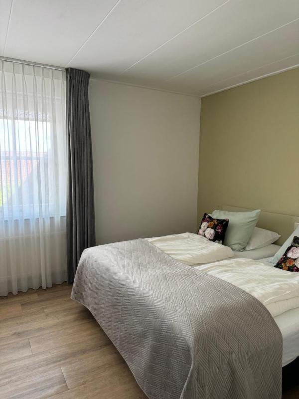 Twin Room with Bath image 1