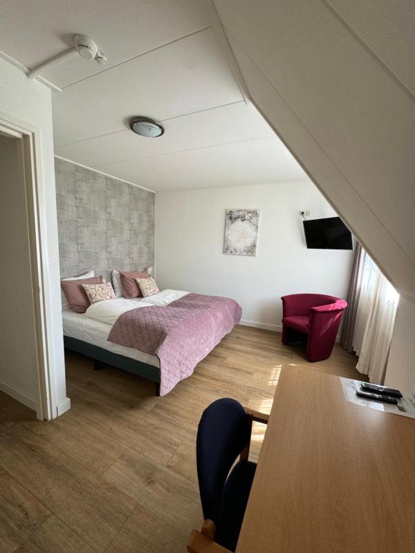 Standard Twin Room image 4