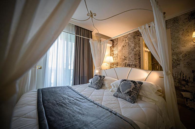 Deluxe Double Room with Canopy Bed image 3