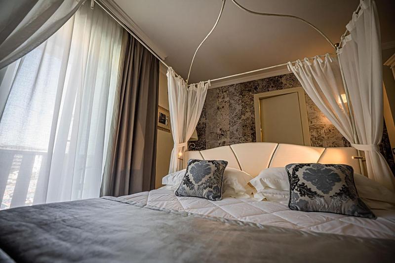 Deluxe Double Room with Canopy Bed image 4