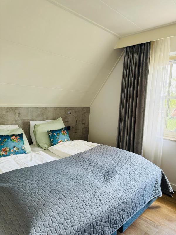 Large Twin Room image 1