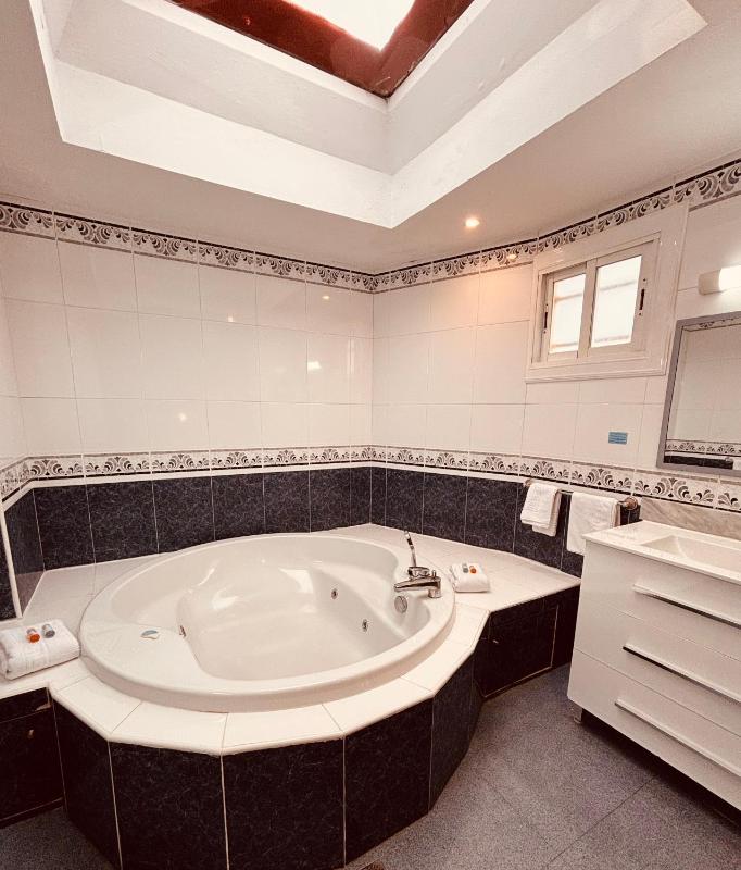 Superior Double Room with Terrace and Sea view  image 2