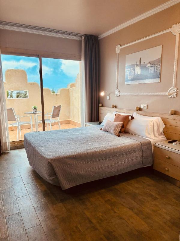 Superior Double Room with Terrace and Sea view  image 1