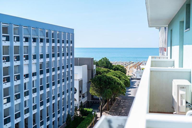 Double Room with Side Sea View image 2