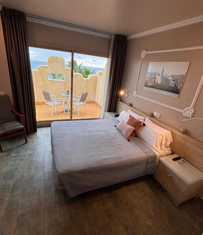 Superior Double Room with Terrace and Sea view  image 3