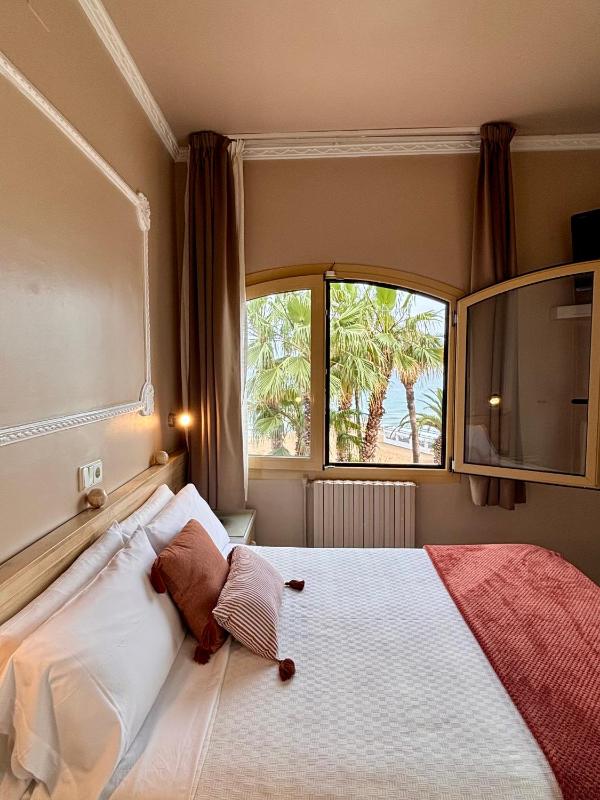 Double or Twin Room with Sea View image 4
