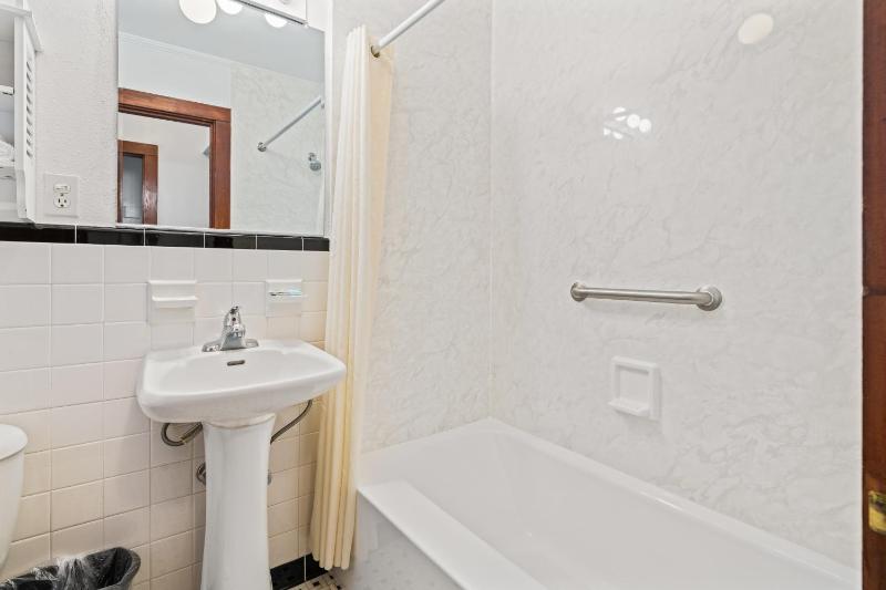 Double Room with Pool View - No Pets Allowed image 2