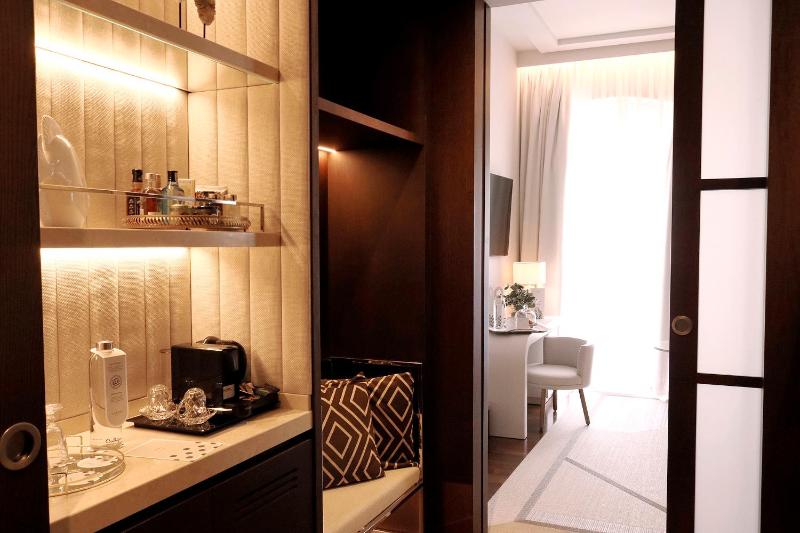 Double Room with Balcony image 4