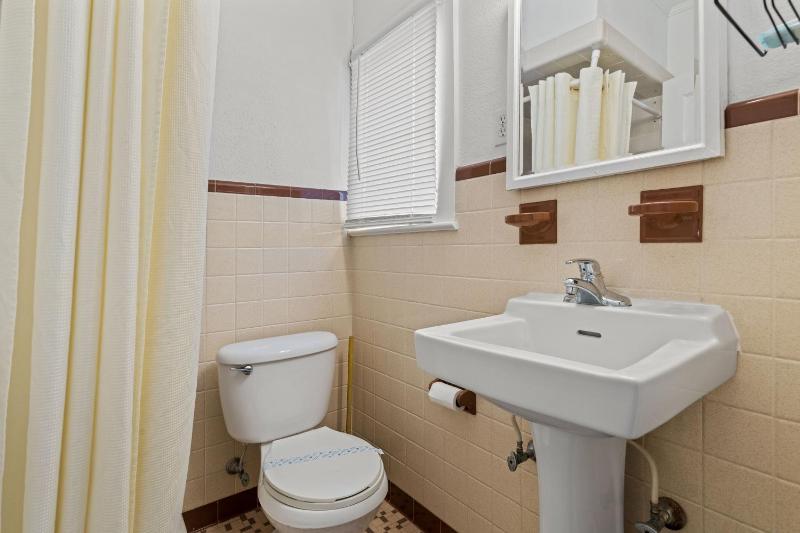 Double Room -Street View - No Pets Allowed image 3