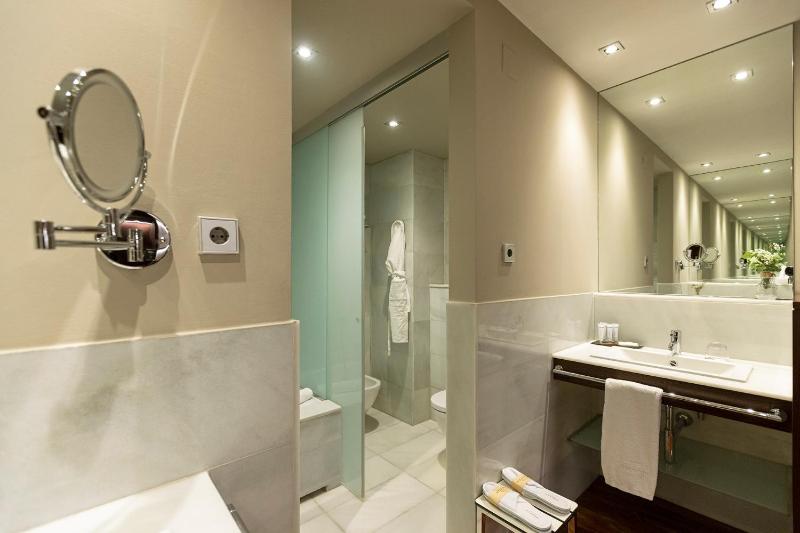 Double Room with Balcony image 2