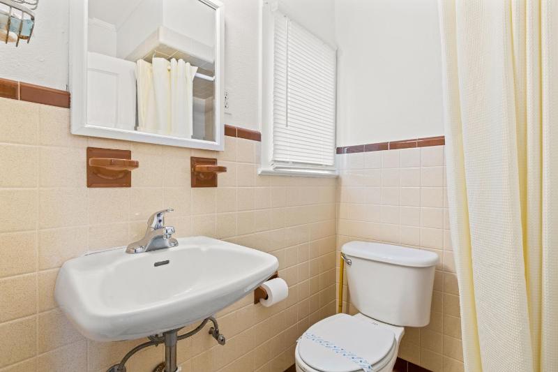Economy Double or Twin Room - Street View - No Pets Allowed image 2