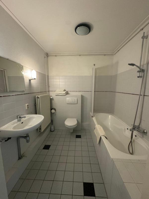 Twin Room with Bath image 3