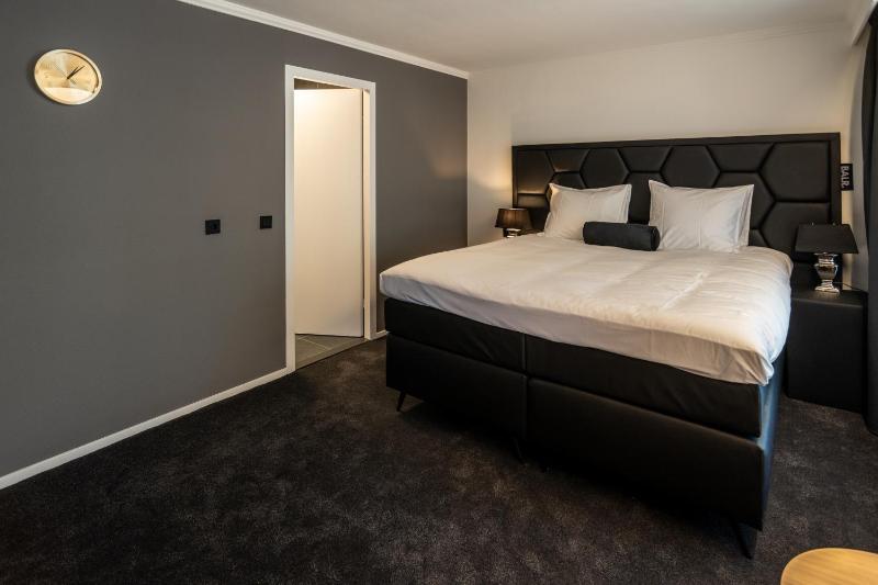 Deluxe Double Room image 2