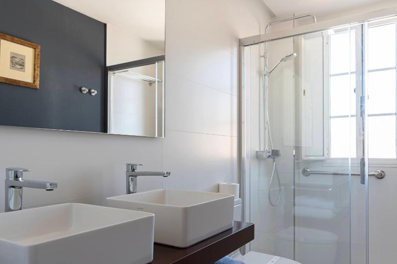 Double Room with Sea View image 4