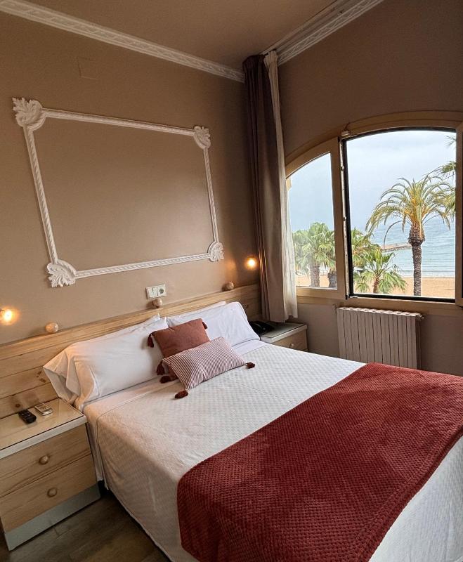 Double or Twin Room with Sea View image 3