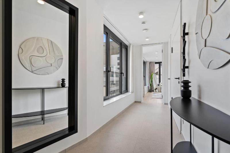Stylish Downtown Escape with Comforts - image 14