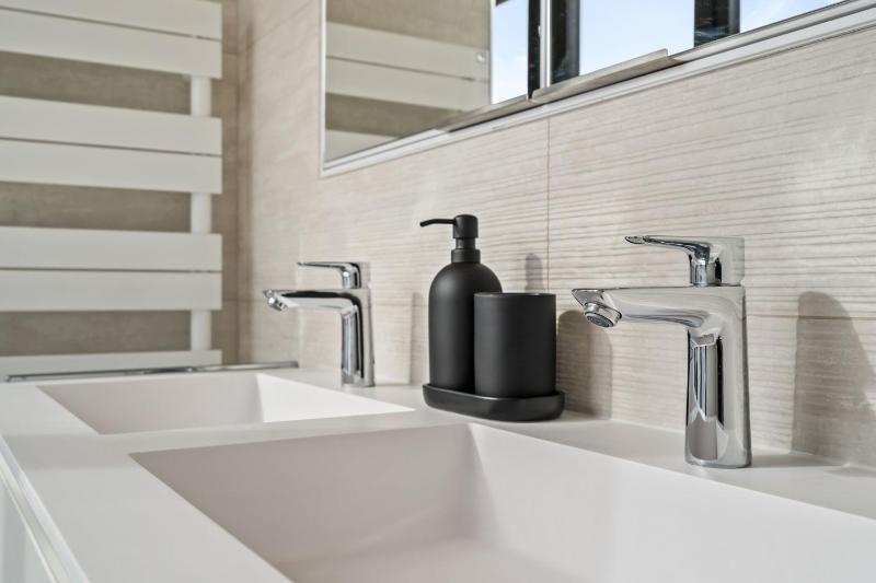 Stylish Downtown Escape with Comforts - image 12