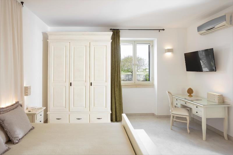 Premium Double Room image 4