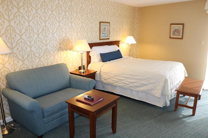 Queen Room with Balcony image 2