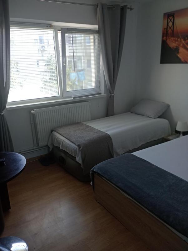 Triple Room with Shared Bathroom image 4