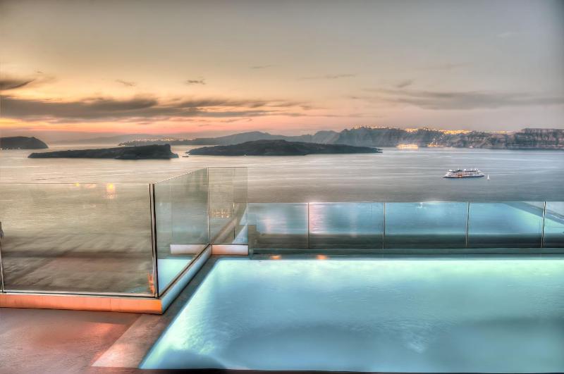 Astarte Suite with indoor Spa Bath, Private Infinity Pool and Caldera View image 1